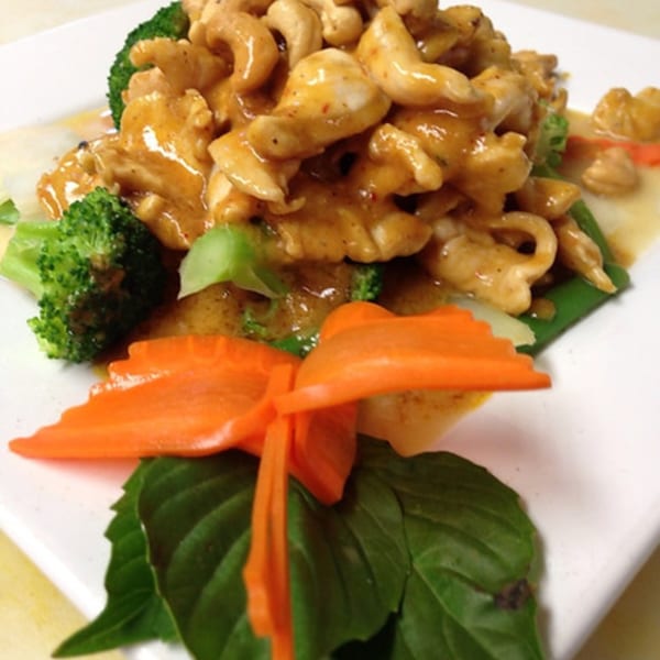 Thai Delight's cashew chicken with broccoli, green beans, and a carrot garnish.